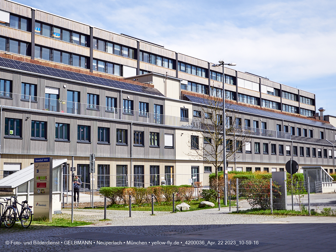 22.04.2023 - Baustelle Montessori Schule im Plettzentrum in Neuperlach